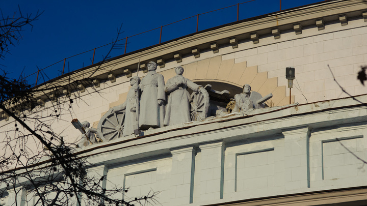 В Екатеринбурге обезглавили скульптуру солдата на фасаде Окружного дома офицеров