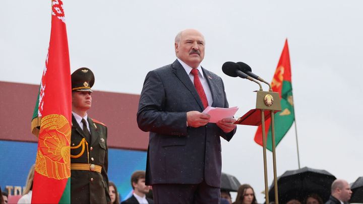 Лукашенко рассказал, почему в Белоруссии боролись с бчб-флагами