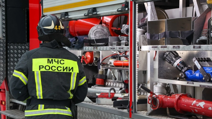 Сотрудники МЧС вывели десятки пациентов и медиков из горящего роддома в Москве