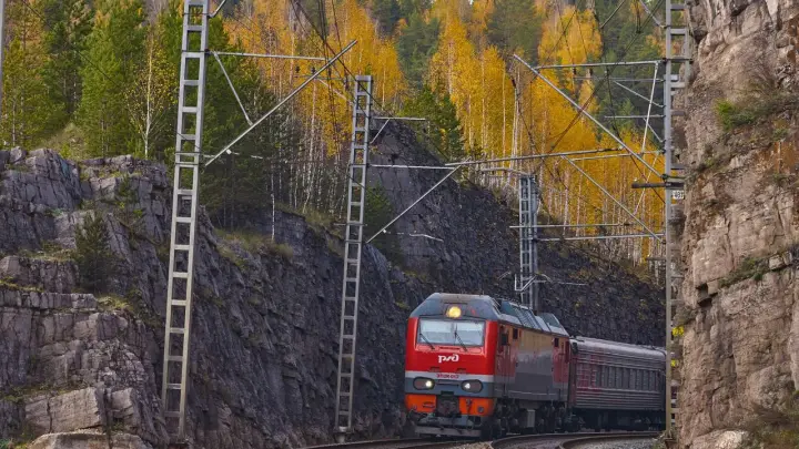 Пассажир сломал позвоночник молодой проводнице и выбросил её из поезда