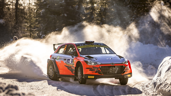 В Екатеринбурге обнаружен автомобиль-клон. Его хозяин нарушал ПДД, а штрафы приходили женщине в ХМАО