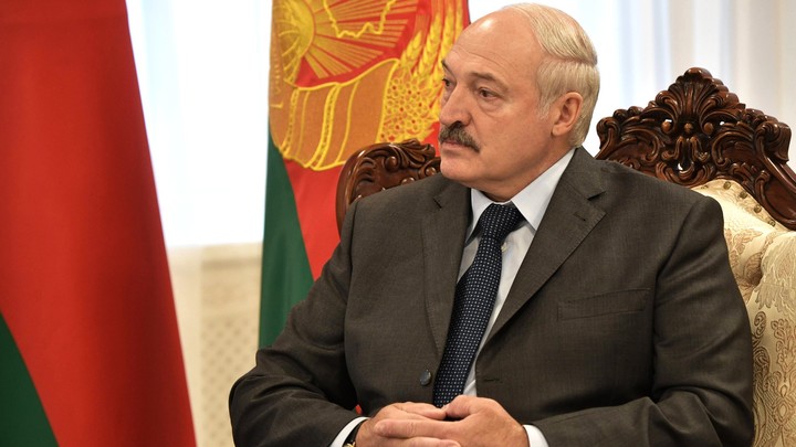 Мигранты встретили Лукашенко аплодисментами на границе Беларуси и Польши