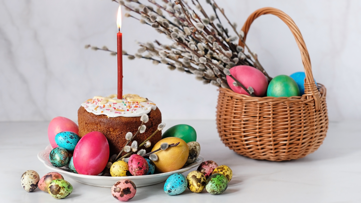 Черный – не для Пасхи: священник объяснил, в какие цвета можно красить яйца