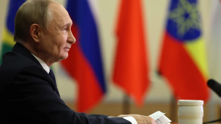 NI: Путин посмотрел спектакль с истребителями Трампа на Аляске и сделал свой ход