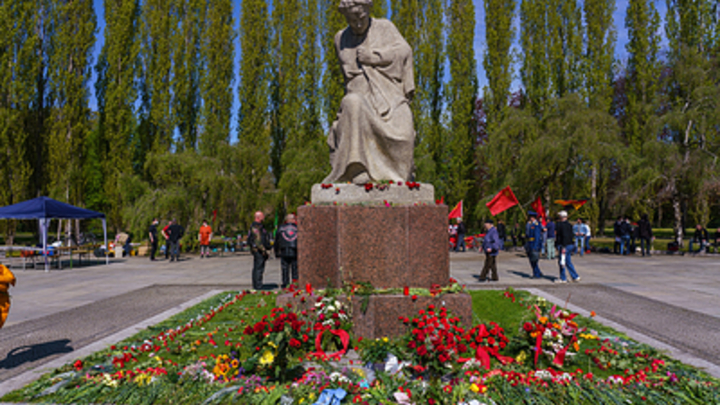 Убить всех русских: В Берлине осквернили памятник воинам-освободителям