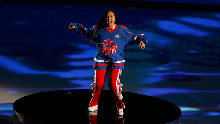 Страдающие певцы теперь поют в России. Вслед за Little Big заработать на русских решила Манижа