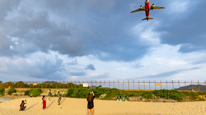 План Ковёр в сочинском аэропорту: Самолёты кружат в небе в ожидании посадки