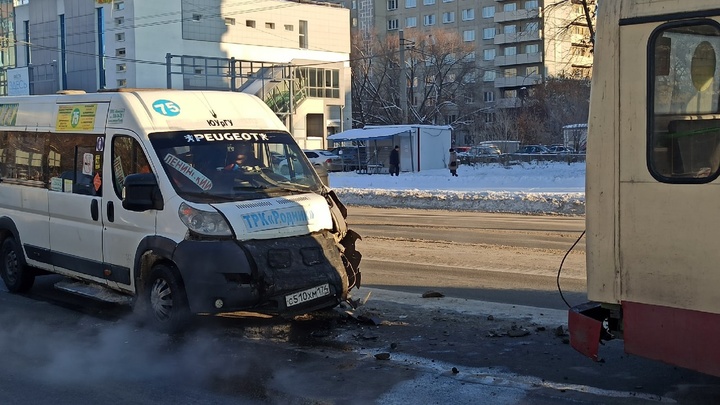 В Челябинске маршрутка с пассажирами врезалась в троллейбус на северо-западе