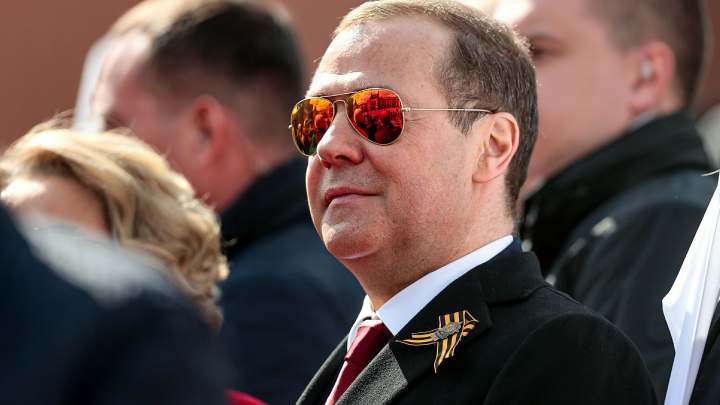 Медведев назвал Макрона петухом: Хриплая, жалкая птица продолжает кукарекать. И поставил точку: Войскам НАТО не бывать миротворцами на Украине