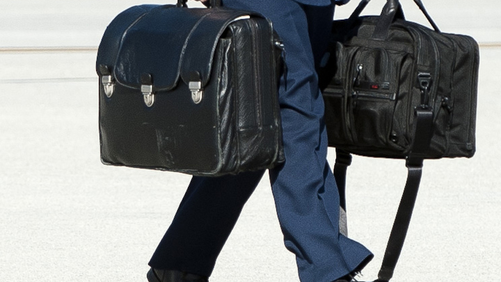 Байдену несут ядерный чемоданчик: Уникальное видео из Белого дома