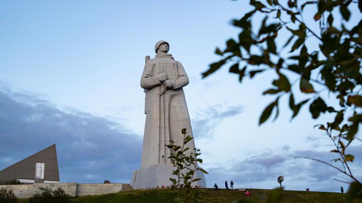 Подлый реванш Литвы: В стране валят памятники русским воинам-освободителям