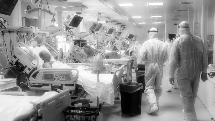 Последнее желание погибшего от COVID мужчины удивило его жену. Но было поздно