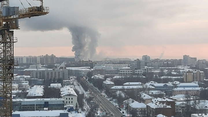 В Новосибирске произошёл крупный пожар на СТО: пришлось перекрывать улицу