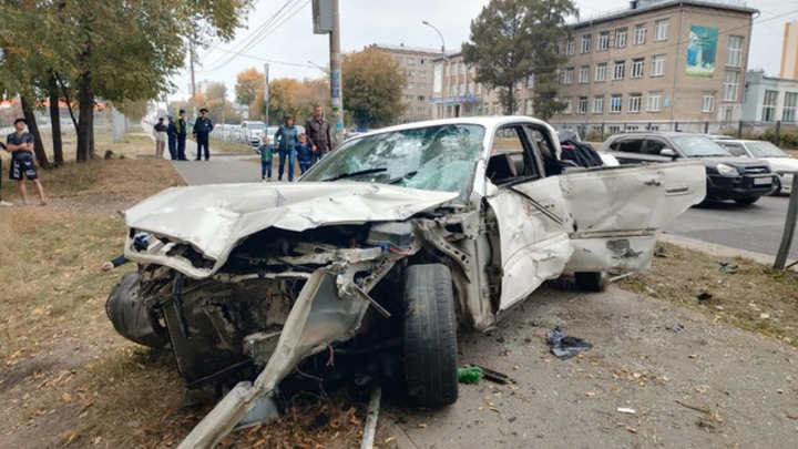 В ДТП на улице Немировича-Данченко в Новосибирске погиб 19-летний водитель