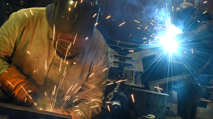 Компании-гиганты в России предлагают рабочим зарплату в 400 тысяч рублей. Но не могут найти кадры