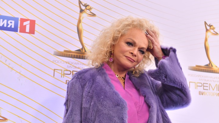 Пришлось забаррикадировать двери: В московскую квартиру Ларисы Долиной пытались проникнуть пятеро неизвестных