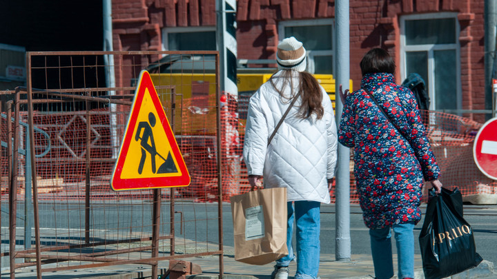 В центре Новосибирска сузили дорогу из-за аварии на теплотрассе