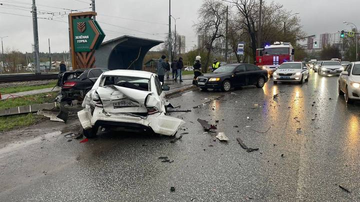 В Екатеринбурге массовое ДТП стало причиной огромной пробки