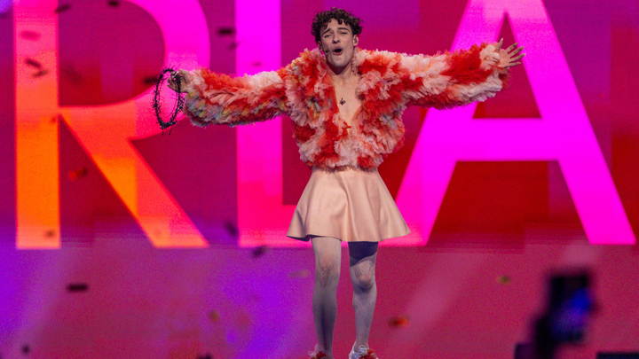 Победитель Евровидения прямо на сцене разбил свой приз