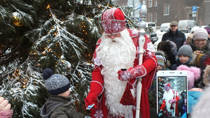 В маске и с QR-кодом: стали известны условия посещения новогодних утренников родителями
