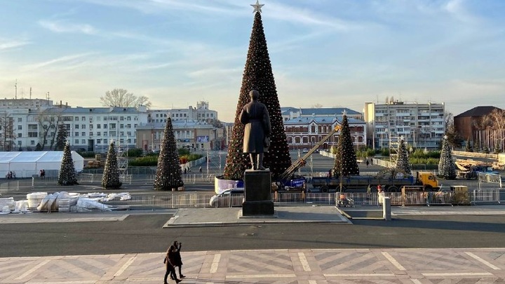 Гирлянды на елках на центральной площади Самары заработали 18 декабря 2021 года
