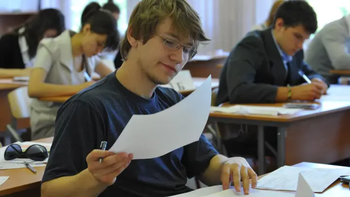 Депутат Смолин назвал причины массового ухода школьников в колледжи и техникумы