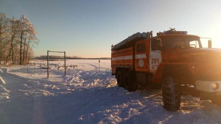 На озере Свиношное в Шатурском округе под лед провалился очередной рыбак
