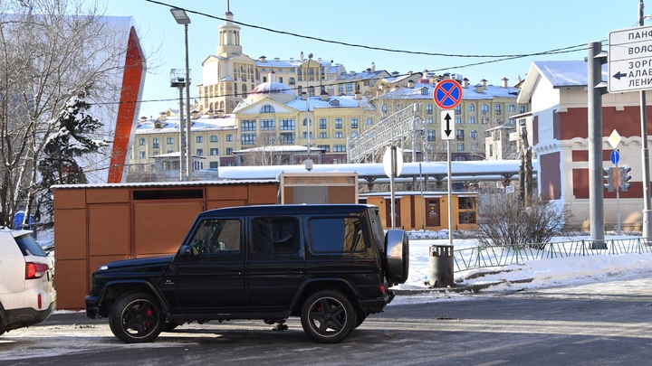 Автохам в Екатеринбурге напал на активистов с перцовым баллончиком, «защищая свою жизнь»