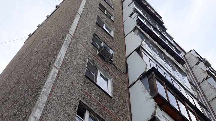 В Ростове-на-Дону молодой человек выпал с балкона 24-го этажа