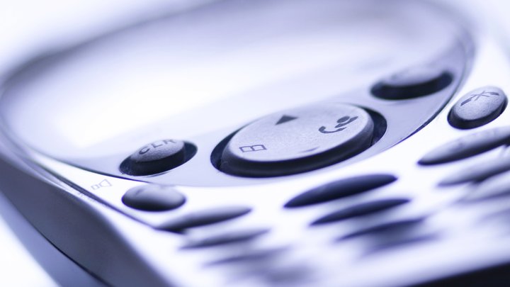 Бдительность сотрудницы салона сотовой связи спасла пенсионерку от мошенников: Подробности истории