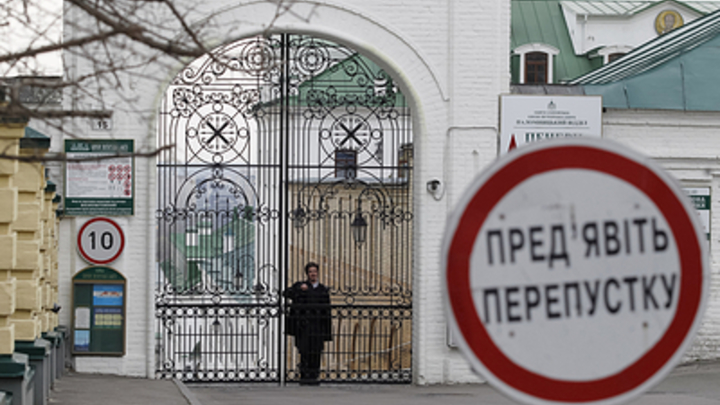 Разграбление Лавры вышло на новый уровень. Стыдно стало даже силовикам