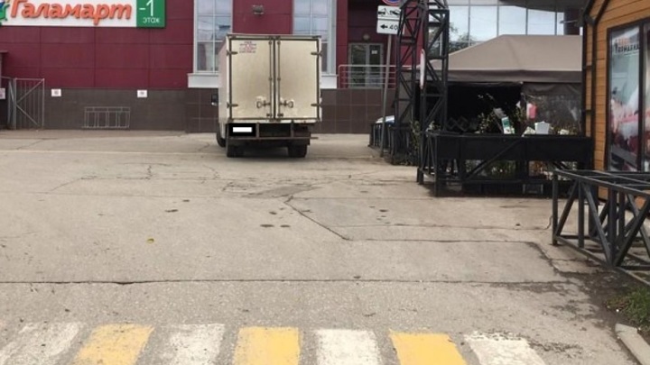 В Самаре у ТЦ “Вива Лэнд”  водитель “Газели” наехал на пожилую женщину