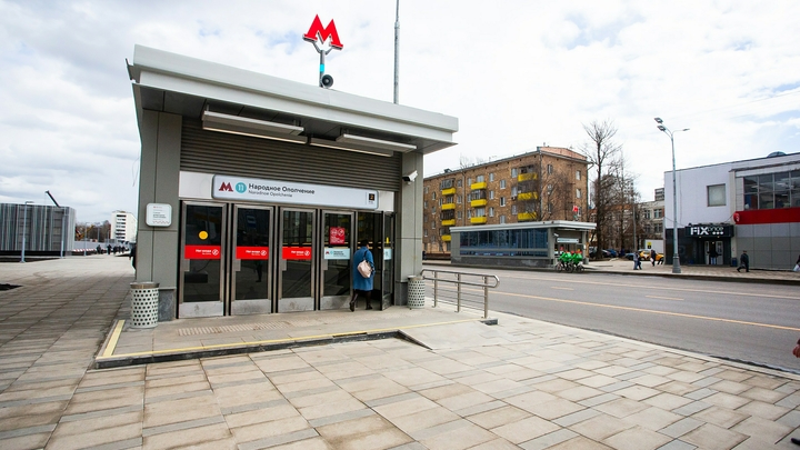 Новый инцидент с пьяными дебоширами в метро Москвы: Пассажиры вступились за девушек