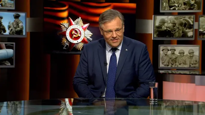 Посол Мирошник высмеял сделанное под столом селфи посла Украины в США