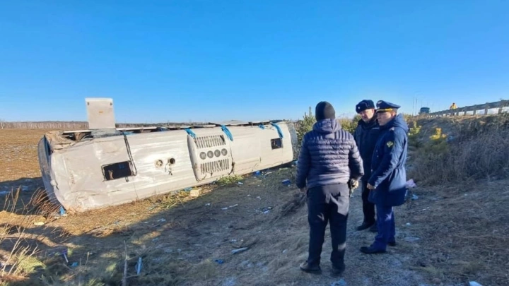 Автобус с вахтовиками-мигрантами попал в ДТП в Амурской области: один человек погиб