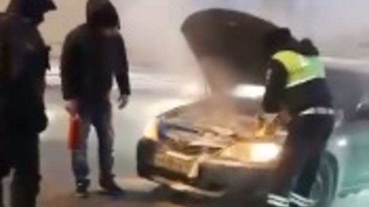 Появилось видео вспыхнувшего на ходу Subaru в Ростове