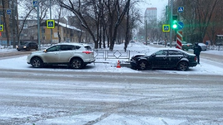 В Самаре женщина-водитель протаранила иномарку и попала в больницу