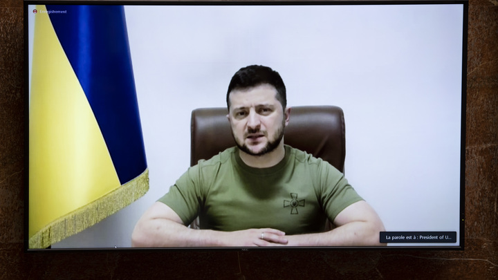 Два портрета Зеленского из Бучи разозлили пользователей Сети: Разбудите меня, кто-нибудь