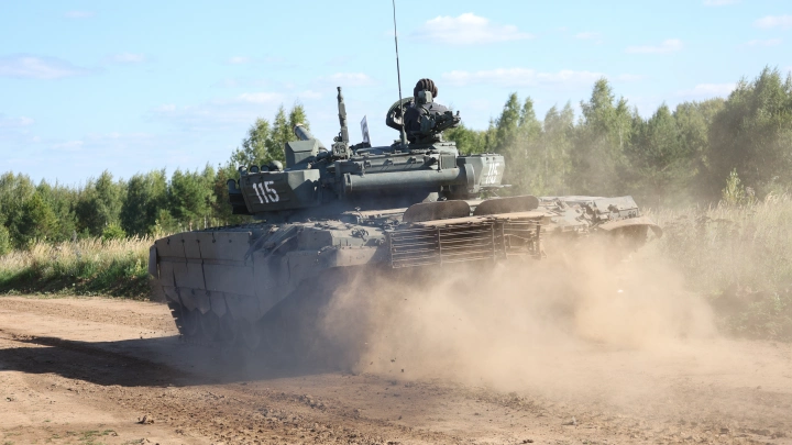 Появилось видео, как дроны КВН сжигают крутивший башней Т-72М1 ВСУ