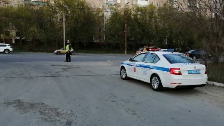 В Челябинске Skoda сбила машину полиции, которая мчалась на вызов — кто виноват