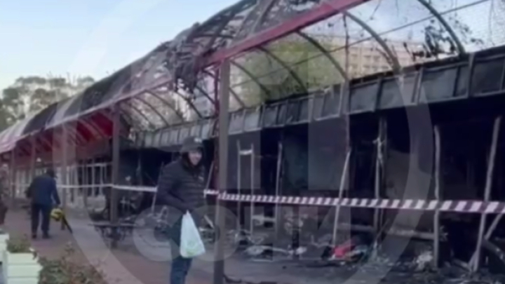 В Сочи минувшей ночью сгорели торговые ряды возле дельфинария