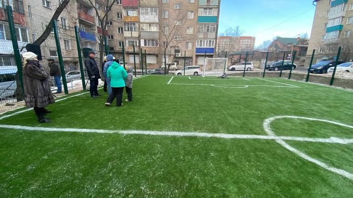 В Чите на месте пустыря открыли новое футбольное поле