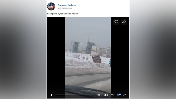 Автомобиль опрокинулся на крышу на улице в Кемерове