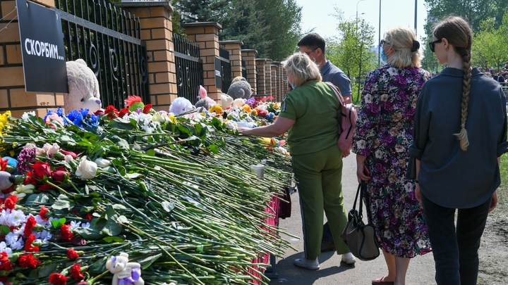 Скорбим вместе: к посольствам России в Киеве и Минске принесли цветы