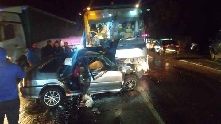 Водитель легковушки погиб после столкновения с автобусом в Ростовской области