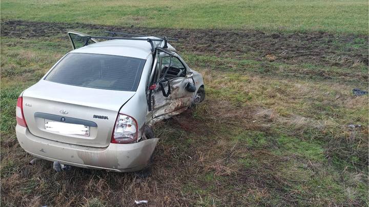 В Ростовской области при лобовом столкновении двух авто погиб человек, ещё двое пострадали