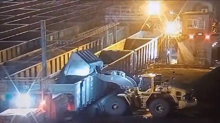 Рабочего завалило углем при погрузке вагона на предприятии в Кузбассе