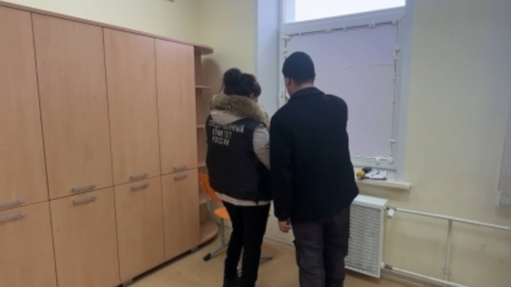 Окно выбило ветром во время урока в школе Кемерова, делом занялся СК