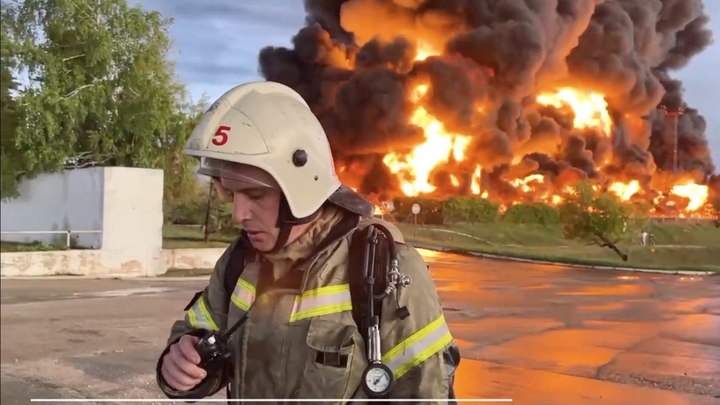 В Севастополе полыхает резервуар с топливом