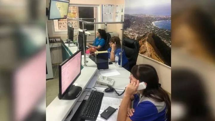 Диспетчер скорой помощи в Геленджике по телефону спасла жизнь женщине